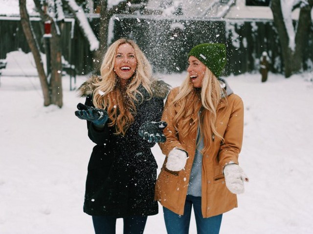 близняшки радуются снегу
